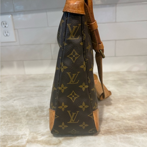 Louis Vuitton Boulogne Medium Monogram Shoulder Bag - Picture 4 of 11